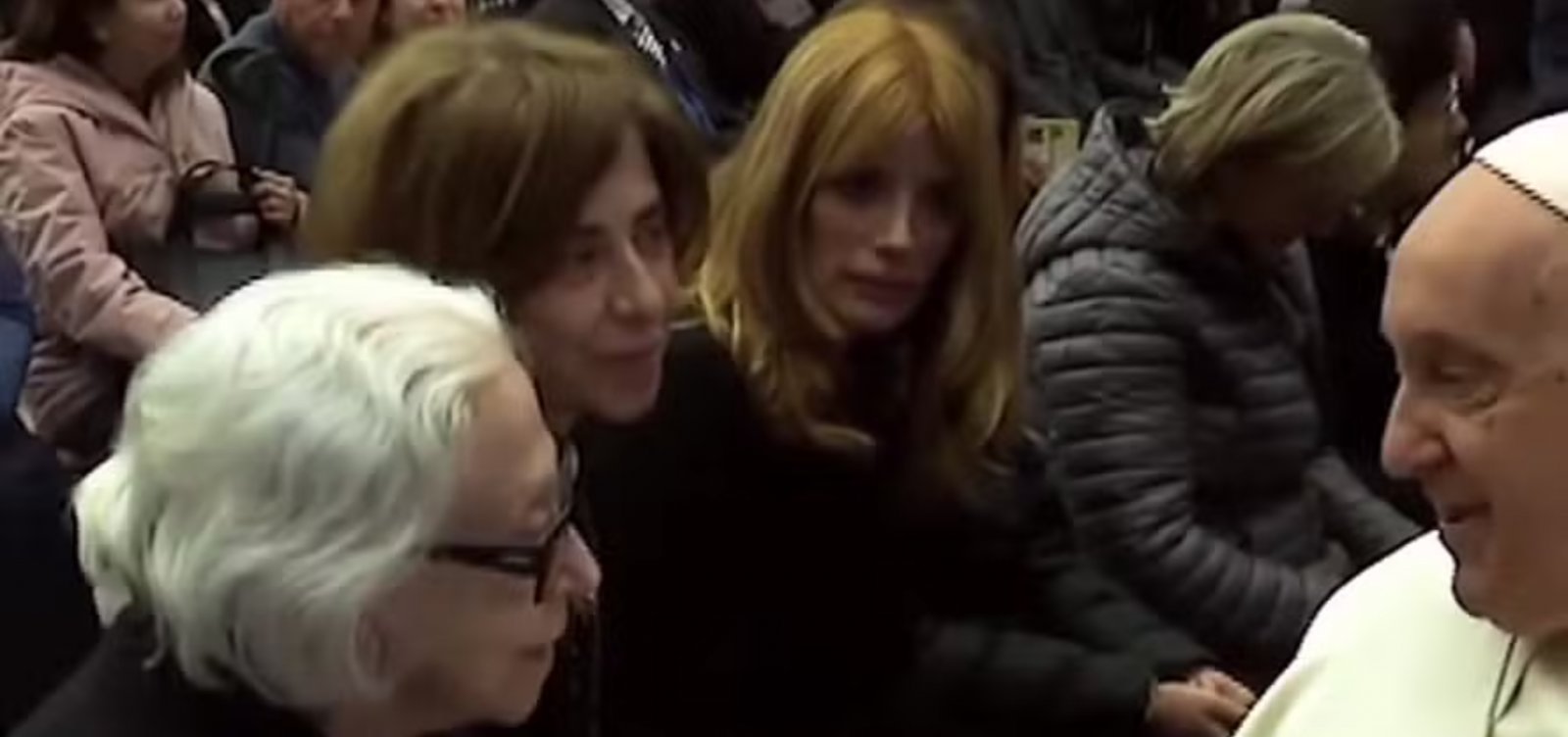 fernanda-montenegro-e-fernanda-torres-recebem-bencao-do-papa-francisco-no-vaticano