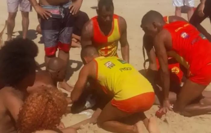 tragedia-em-arembepe:-jovem-de-15-anos-morre-afogado-em-praia-de-camacari