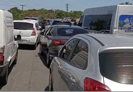 transito-intenso-marca-vespera-de-ano-novo-na-estrada-da-cetrel-em-camacari