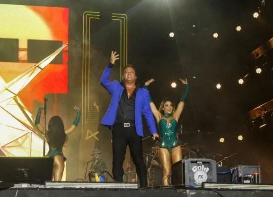 leonardo-estreia-no-festival-virada-salvador-com-emocao-e-classicos-sertanejos