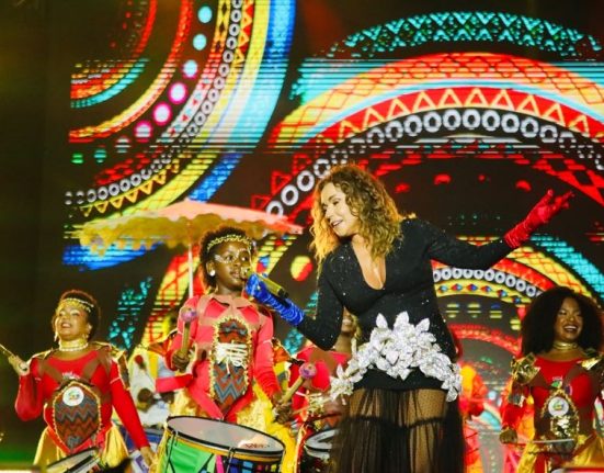 daniela-mercury-brilha-no-palco-principal-no-encerramento-do-festival-virada-salvador