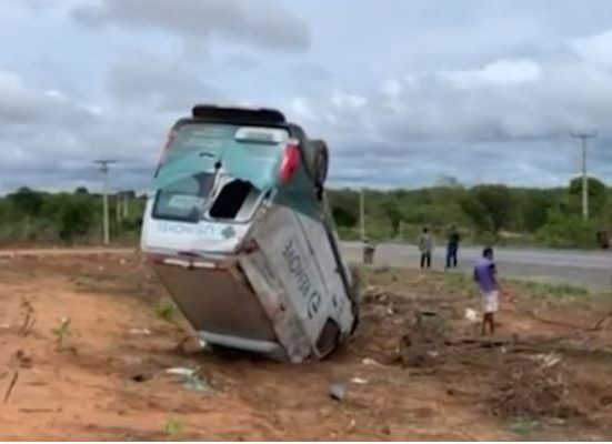 ambulancia-capota-na-br-349-em-correntina,-todos-os-ocupantes-sobrevivem