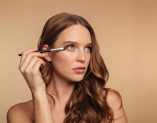 make-de-verao:-dicas-para-a-maquiagem-durar-mais-tempo
