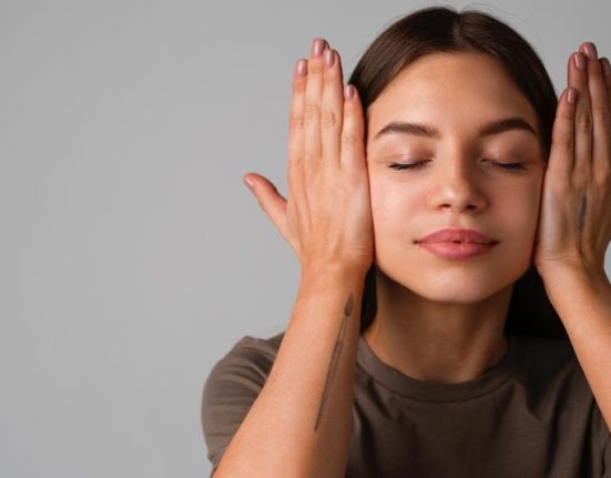 yoga-facial:-entenda-como-a-tecnica-ajuda-a-manter-a-pele-firme-e-tonificada-para-o-verao