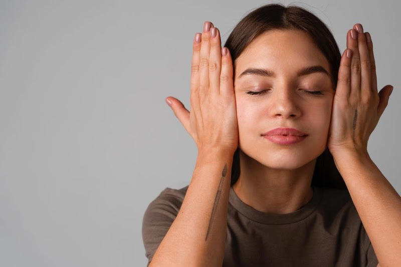 yoga-facial:-entenda-como-a-tecnica-ajuda-a-manter-a-pele-firme-e-tonificada-para-o-verao