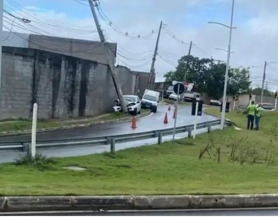 motorista-perde-controle-de-veiculo-e-colide-com-poste-em-camacari