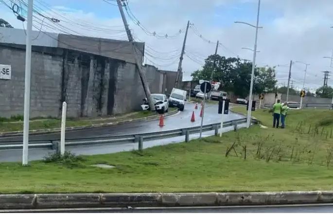 motorista-perde-controle-de-veiculo-e-colide-com-poste-em-camacari
