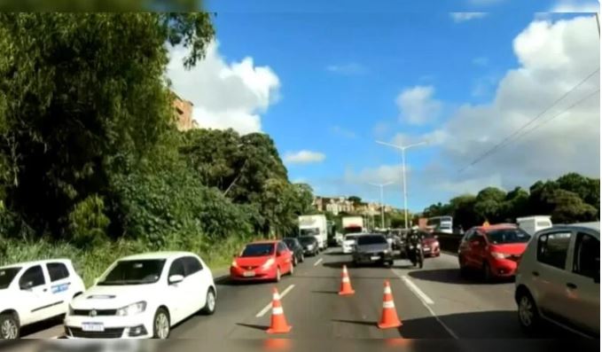 acidente-entre-motocicleta-e-caminhao-de-lixo-causa-congestionamento-na-br-324
