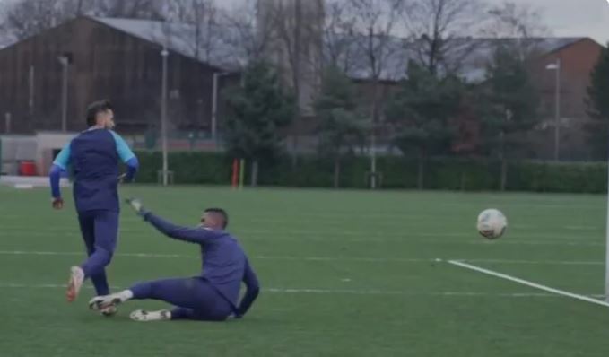 everton-ribeiro-encanta-no-treino-do-bahia-com-golaco-no-ct-do-manchester-city