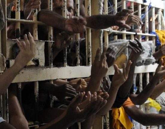 saidas-temporarias-de-detentos-no-natal:-4,8%-nao-retornaram-em-2023,-aponta-levantamento