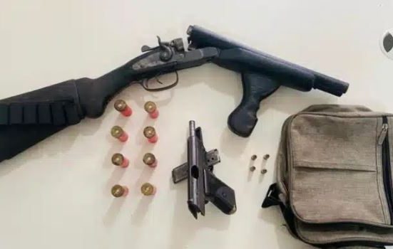 homem-e-preso-com-armas-no-bairro-triangulo-em-camacari