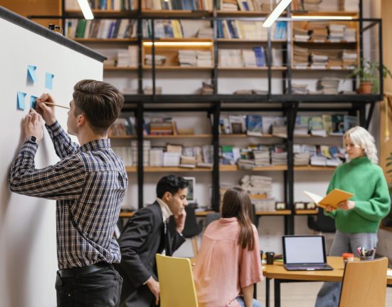mercado-de-franquias-educacionais-cresce-10%-em-2024