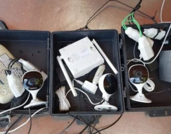 policia-remove-cameras-clandestinas-instaladas-em-postes-de-iluminacao-no-sao-goncalo-do-retiro