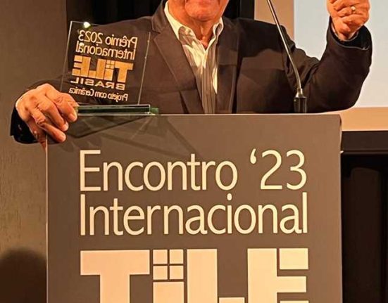 antonio-caramelo-recebe-premio-em-evento-no-man-de-sao-paulo