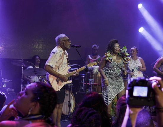 na-varanda-do-expresso,-gil-recebera-homenagem-de-margareth-menezes-e-chico-cesar