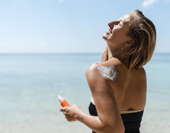 altas-temperaturas:-cuidados-e-produtos-ideais-para-proteger-a-pele-durante-o-verao