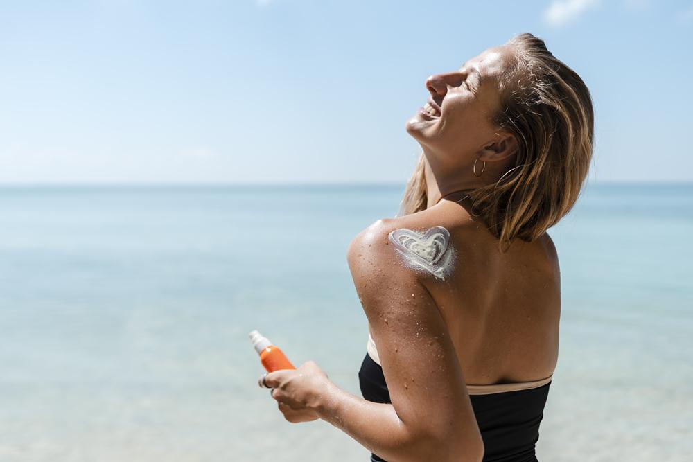 altas-temperaturas:-cuidados-e-produtos-ideais-para-proteger-a-pele-durante-o-verao