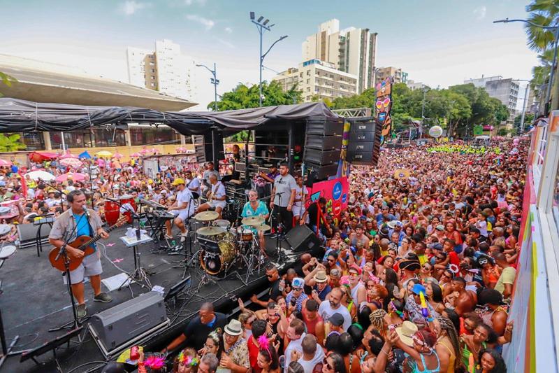 primeiro-dia-oficial-do-carnaval-de-salvador-reune-diversas-atracoes-nesta-quinta-(8)