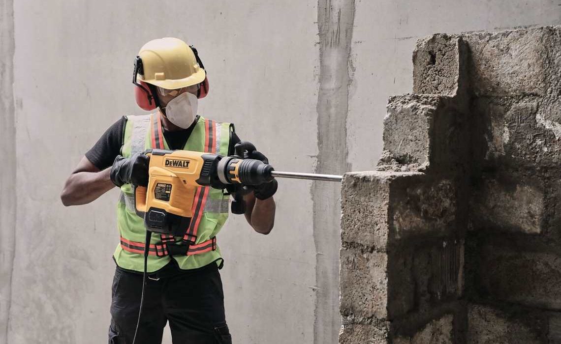 novidade-da-dewalt:-martelo-demolidor-de-10kg-oferece-17-joules-de-energia-de-impacto