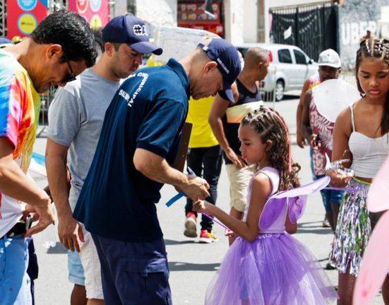gcm-distribui-pulseiras-de-identificacao-para-criancas-nos-circuitos-do-carnaval
