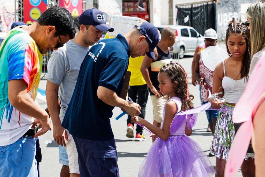 gcm-distribui-pulseiras-de-identificacao-para-criancas-nos-circuitos-do-carnaval