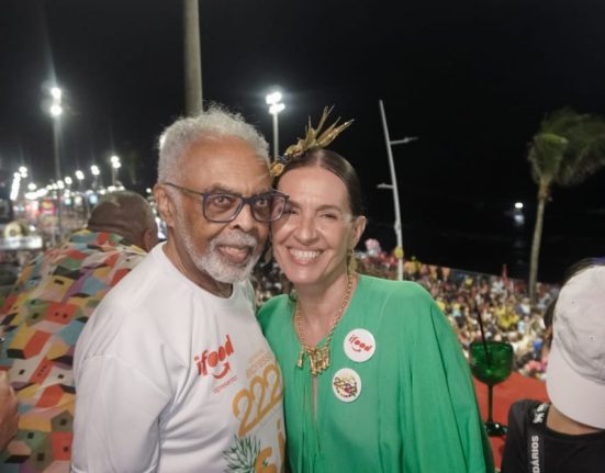 da-varanda-do-expresso,-gil-recebe-homenagem-da-ministra-margareth-menezes
