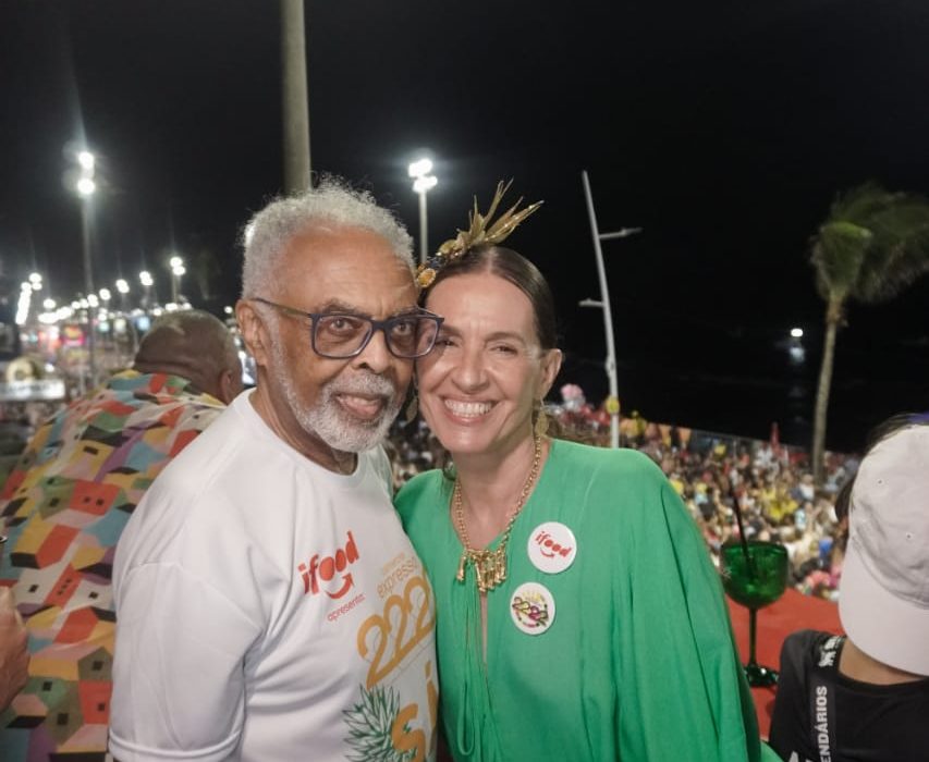 da-varanda-do-expresso,-gil-recebe-homenagem-da-ministra-margareth-menezes