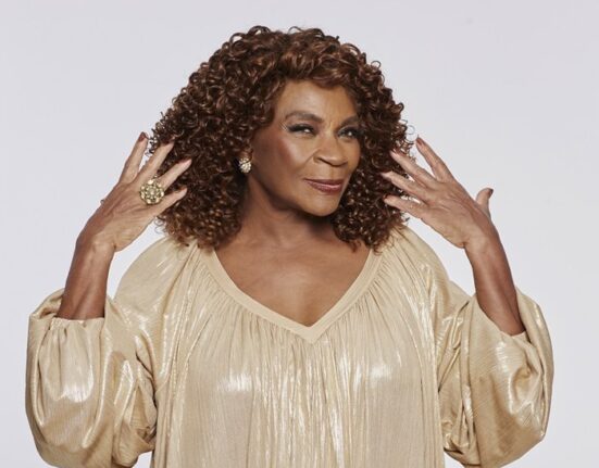 prestes-a-completar-80-anos,-zeze-motta-realca-visual-com-excellence-sem-amonia-de-l’oreal-paris