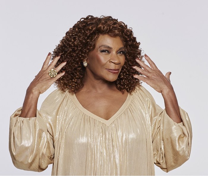 prestes-a-completar-80-anos,-zeze-motta-realca-visual-com-excellence-sem-amonia-de-l’oreal-paris
