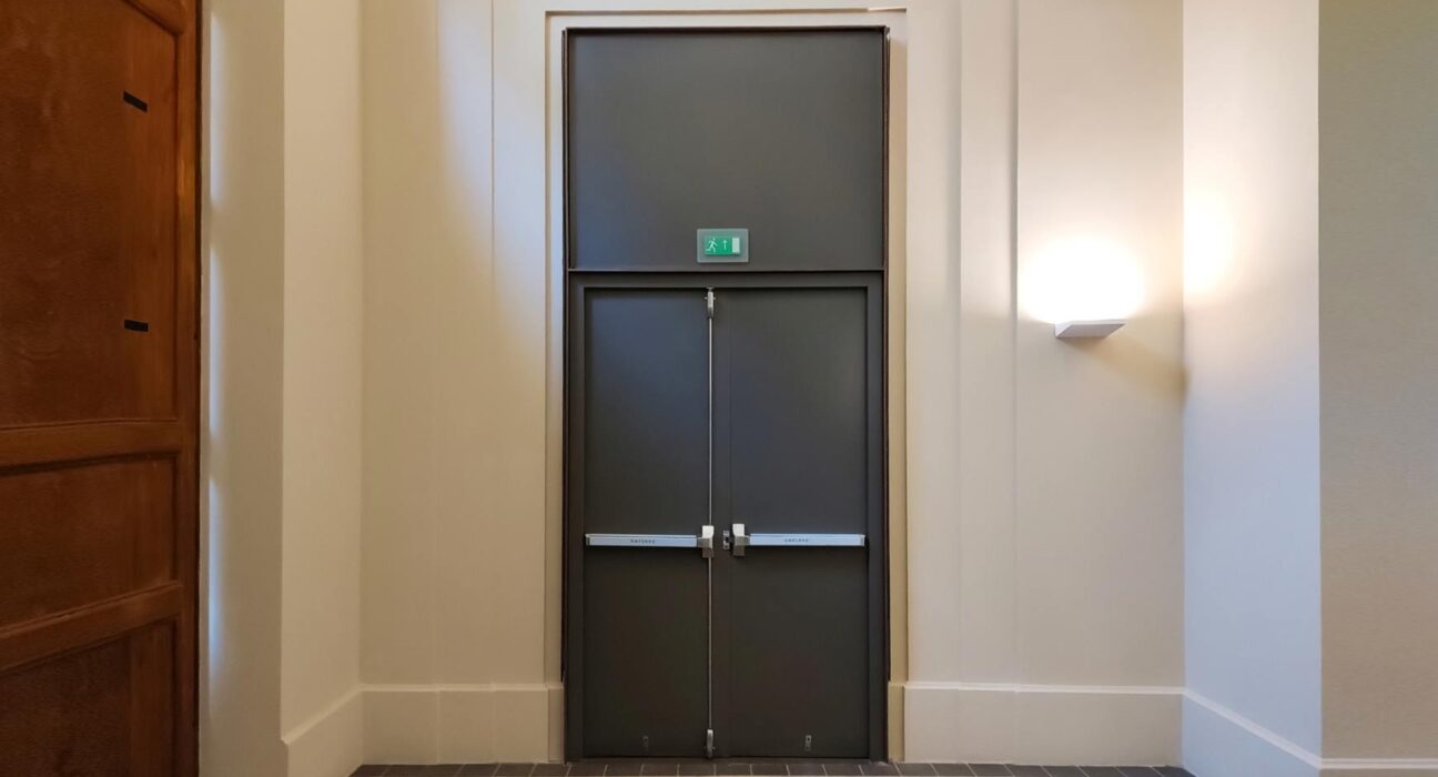 assa-abloy-lanca-porta-metalica-com-protecao-acustica